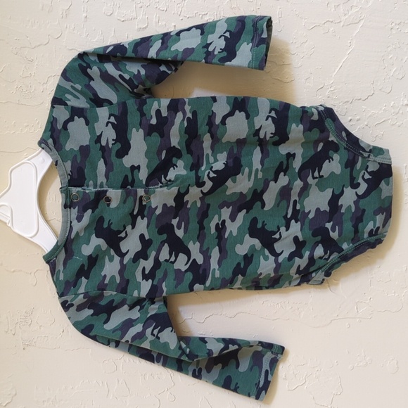 LIKE NEW Tommy Bahama Baby Boy's Dinosaur Camo Long Sleeve Bodysuit Onesie 6-9m - Picture 3 of 7